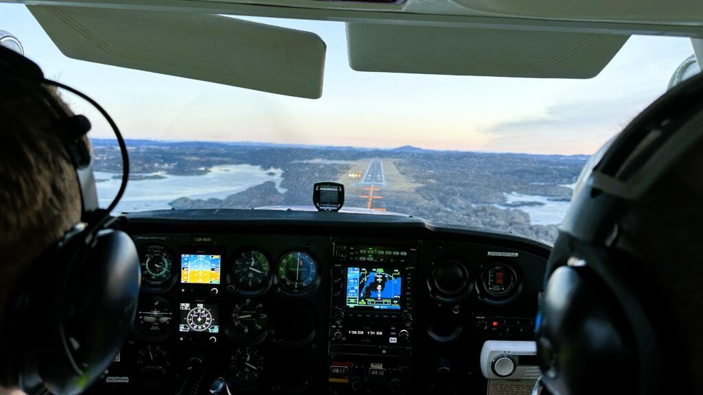 Elev og instruktør i cockpit